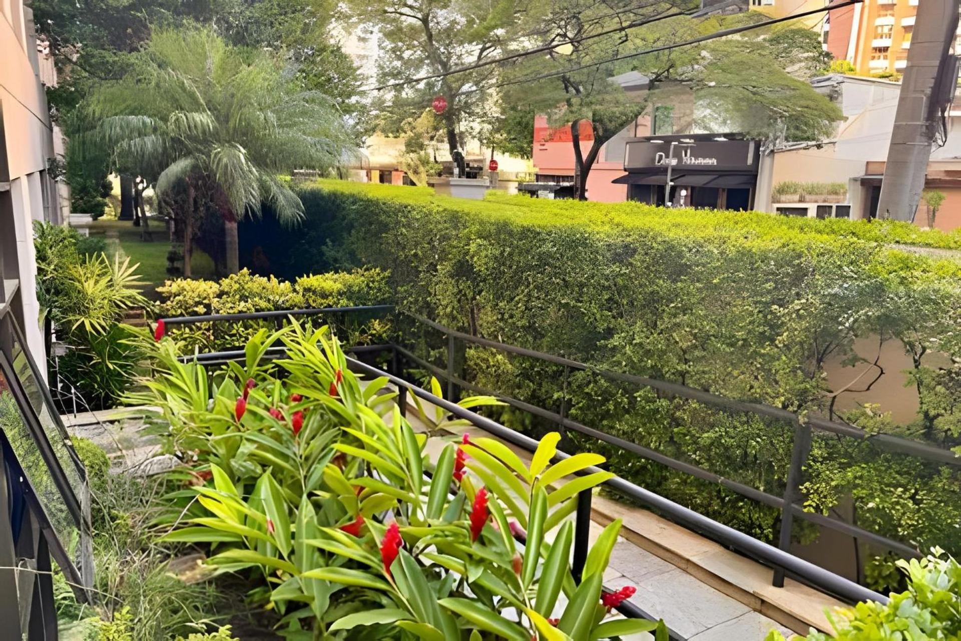 Flats Em Moema: Metro, Wifi, Ar E Manobrista * São Paulo